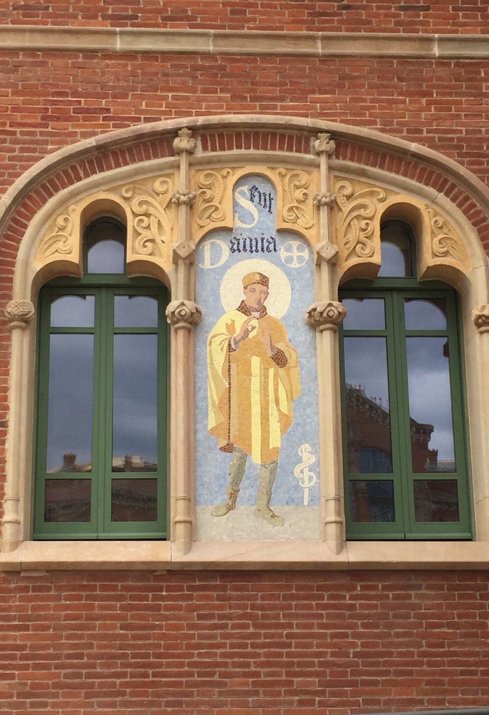 Cosmas and Damian mosaics, Hospital de la Santa Creu i Sant Pau (modernist site), Barcelona (by Eugenio Giannarelli) (2).jpg